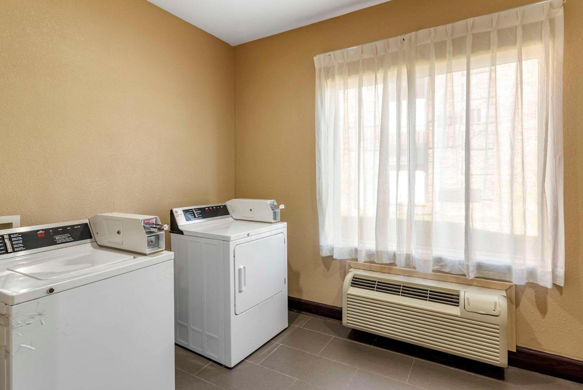 Hotel Comfort East Monticello Dr